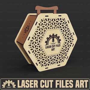 Pode incluir: Uma caixa de madeira cortada a laser com formato hexagonal e uma alça. A caixa apresenta intrincados recortes florais e um logotipo que diz "LASER CUT FILES ART". A caixa é feita de madeira clara com detalhes em madeira mais escura.