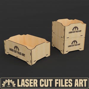 Puede incluir: Dos cajas de almacenamiento de madera cortadas con láser. Una caja está separada y la otra apilada. Las cajas son de color marrón claro y presentan el texto "LASER CUT FILES ART" con un logotipo de engranaje. Las cajas están diseñadas para la organización.