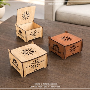 Könnte beinhalten: Drei quadratische Holzkisten mit Klappdeckeln, die lasergeschnittene Blumenmuster auf der Oberseite und den Seiten aufweisen. Jede Kiste zeigt den Text Laser Cut Files Art an der Seite. Die Kisten sind in hellen und dunklen Holztönen mit 3mm und 4mm Dicke.