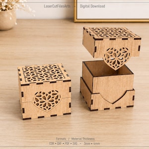 Könnte beinhalten: Zwei hellbraune Holzschachteln mit lasergeschnittenen Herzmustern an den Seiten und Deckeln. Eine Schachtel ist geschlossen, die andere hat einen abgehobenen Deckel. Der Text LaserCutFilesArts, Digital Download, Formats, 3mm 4mm ist sichtbar.