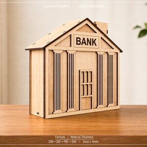 Può includere: Un salvadanaio in legno di colore chiaro a forma di banca, con tetto triangolare, colonne verticali, una porta centrale e la parola BANK stampata sulla facciata. La struttura è progettata per uno spessore di 3 mm e 4 mm, come indicato.