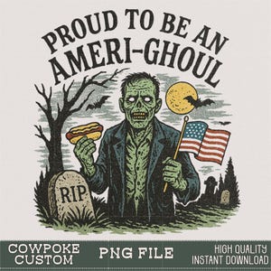 Puede incluir: Ilustración de estilo vintage de un zombi sosteniendo un perrito caliente y una bandera estadounidense. El texto dice "PROUD TO BE AN AMERI-GHOUL". Una lápida con "RIP" está en primer plano, con murciélagos y luna llena en el fondo.