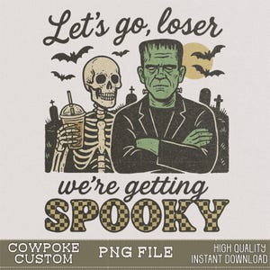 K&ouml;nnte beinhalten: Ein Halloween-Grafik im Vintage-Stil mit einem Skelett, das ein Getr&auml;nk h&auml;lt, und Frankensteins Monster. Der Text lautet "Let's go, loser, we're getting SPOOKY." Flederm&auml;use und ein gelber Mond sind im Hintergrund.