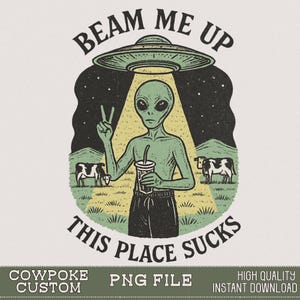Op de afbeelding: Een grafische illustratie van een groene alien die een drankje vasthoudt en het vredesteken maakt, onder een UFO. De tekst luidt: "BEAM ME UP, THIS PLACE SUCKS". Koeien grazen op de achtergrond.