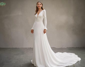 Elegante vestido de novia de manga larga con espalda abierta, moderno vestido de novia de línea A con escote en V pronunciado, vestido de novia minimalista de crepé blanco.