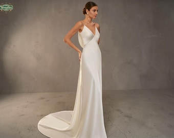 Ivory Satin Brautkleid, Minimalist Plunge V-Ausschnitt, Spaghettiträger Kapellenschleppe