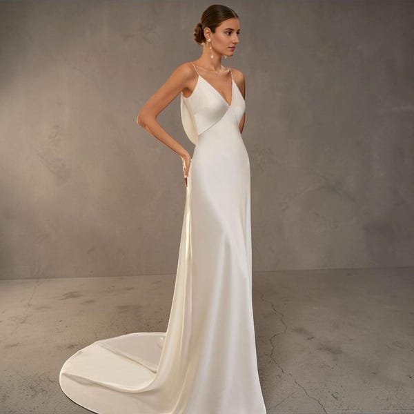 Ivory Satin Brautkleid, Minimalist Plunge V-Ausschnitt, Spaghettiträger Kapellenschleppe