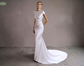 Elegancka satynowa suknia ślubna z rękawami typu cap: drapowany gorset, tren kapliczny