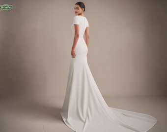 Elegante vestido de novia de crepé: vestido de novia minimalista de manga corta.