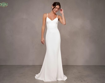 Vestido de novia de crepé con tirantes finos, espalda abotonada, corte entallado y vuelo