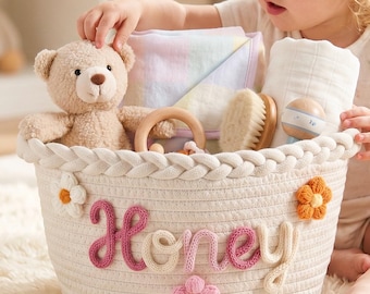 Cesto organizador personalizado com nome para berçário, ideal para novas mamães, perfeito para guardar brinquedos no quarto do bebê. Feito em algodão trançado, é uma ótima opção de presente de Natal para recém-nascidos.