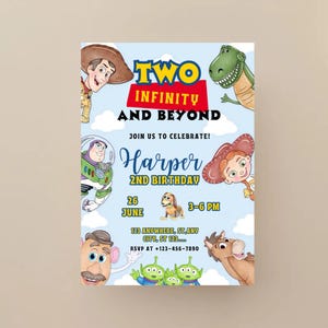 Könnte beinhalten: Eine hellblaue Geburtstagseinladung mit Zeichentrickfiguren und dem Text "TWO INFINITY AND BEYOND". Die Einladung enthält den Namen "Harper", das Datum und die Uhrzeit der Party.
