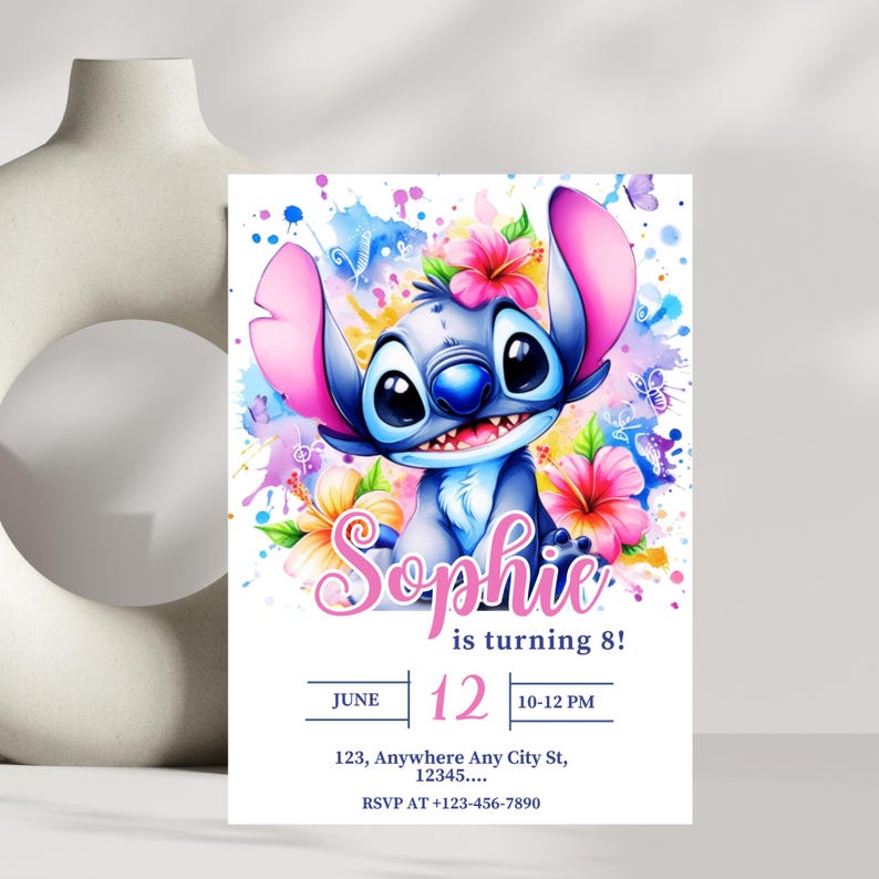 K&ouml;nnte beinhalten: Eine Geburtstagseinladung mit einer blauen Cartoonfigur, gro&szlig;en Ohren und floralen Akzenten. Die Einladung enth&auml;lt den Text "Sophie wird 8!" mit dem Datum 12. Juni und Veranstaltungsdetails, vor einem Hintergrund aus Farbspritzern.