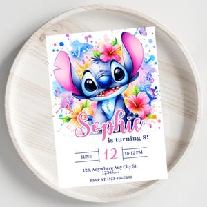 K&ouml;nnte beinhalten: Eine Geburtstagseinladung mit einer Aquarellillustration eines blauen Zeichentrickcharakters mit gro&szlig;en Ohren, umgeben von Blumen und bunten Farbspritzern. Die Einladung lautet "Sophie wird 8!" mit Datums- und Zeitangaben.