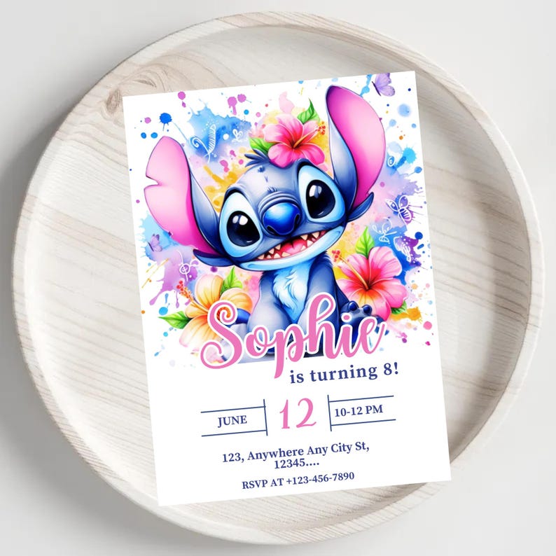 K&ouml;nnte beinhalten: Eine Geburtstagseinladung mit einer Aquarellillustration eines blauen Zeichentrickcharakters mit gro&szlig;en Ohren, umgeben von Blumen und bunten Farbspritzern. Die Einladung lautet "Sophie wird 8!" mit Datums- und Zeitangaben.