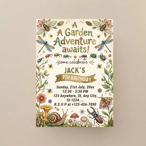 Könnte beinhalten: Eine Einladung zum Geburtstag mit Gartenthema, die Insekten und Pflanzen zeigt. Der Text "A Garden Adventure awaits!" kündigt den 9. Geburtstag von Jack an. Enthält Datum, Uhrzeit und RSVP-Details, alles vor cremefarbenem Hintergrund.