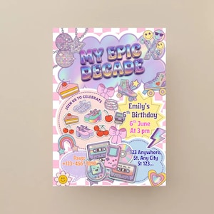 Könnte beinhalten: Eine farbenfrohe Einladung mit dem Text "My Epic Decade" und verschiedenen Retro-Illustrationen, darunter Rollschuhe, Kirschen und ein Kassettenrekorder. Die Einladung ist für Emilys 6. Geburtstag, am 6. Juni um 15 Uhr.