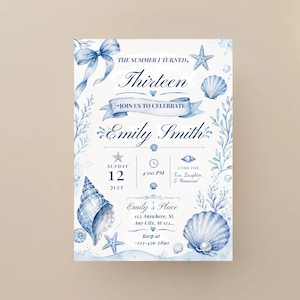 Puede incluir: Una tarjeta de invitación azul claro con un diseño de acuarela. La tarjeta presenta el texto "Thirteen" y "Join us to Celebrate Emily Smith". Los elementos decorativos incluyen conchas marinas, estrellas de mar y algas. La fecha es el 12 de julio a las 4:00 PM.