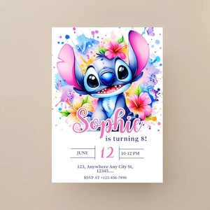 K&ouml;nnte beinhalten: Personalisierte Geburtstagseinladung mit einem blauen Cartoon-Charakter, rosa und gelben Blumen und bunten Farbspritzern. Die Einladung tr&auml;gt den Text "Sophie wird 8!" mit Datums- und Zeitangaben.