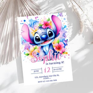 K&ouml;nnte beinhalten: Eine Geburtstagseinladung mit einem blauen Cartoon-Charakter, gro&szlig;en Ohren und bunten Blumen. Der Einladungstext lautet "Sophie wird 8!" mit dem Datum 12. Juni und der Uhrzeit 22-24 Uhr. Mit Adresse und RSVP-Details.