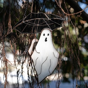 Gebrandschilderd spookraam hangend, glazen spook houdt een paraplu vast Suncatcher, Spooky GlassArt, unieke tuinkunst, cadeau voor papa, Halloweencadeau