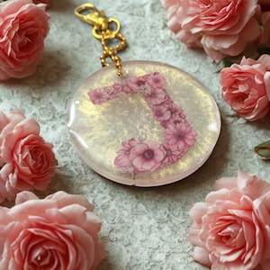 floral resin keychain, resin letter keychain, initial keychain, custom keychain, handmade keychain, glitter keychain, flower letter charm,
