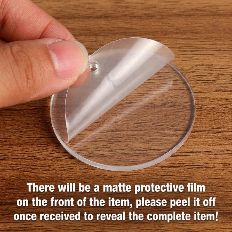Puede incluir: Un disco acr&iacute;lico transparente y redondo con una pel&iacute;cula protectora que se est&aacute; despegando. El disco tiene un peque&ntilde;o agujero en la parte superior. El texto en la parte inferior dice: "There will be a matte protective film on the front of the item, please peel it off once received to reveal the complete item!"
