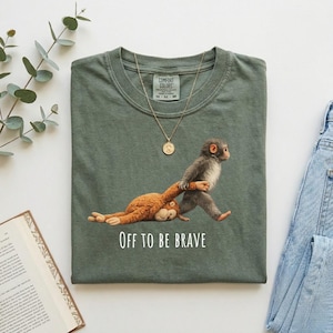 Comfort Colors® Off To Be Brave モンキー・パンチ シャツ、話題のベビーモンキーぬいぐるみミームTシャツ、動物好きの方へのギフトにピッタリの、心地よい美的シャツ、母の日