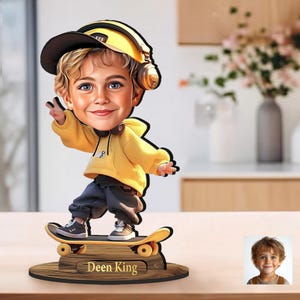 Statuetta in legno 3D personalizzata con disegno di un bambino skater tratto dalla tua foto, regalo unico, fantastico arredo per la casa e l'ufficio, divertente regalo da scrivania.