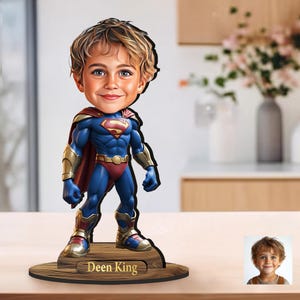 Statuetta in legno 3D personalizzata con un supereroe dei cartoni animati per bambini, realizzata con la tua foto. Regalo unico, ottimo arredo per la casa e l'ufficio, divertente regalo da scrivania.
