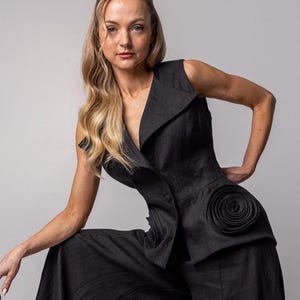 Leinenweste für Frauen - Schwarze handgefertigte ärmellose Weste mit Blumen, formelles Leinenoberteil (erhältlich in großen Größen)
