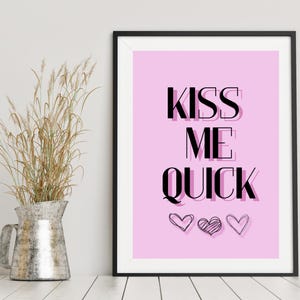 Stampa artistica da parete "Kiss Me Quick", poster colorati, decorazione da parete per cucina, regalo per lei, arte da bar e discoteca, stampe con citazioni divertenti, regalo per un amico, vintage