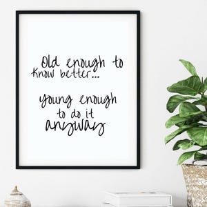 Old Enough Print, Positive Wanddruck, lustige Wanddruck, Typografie Wandkunst, Zitat Poster, Wand Kunst Druck, lustige Zitate, lustiges Geschenk für Sie