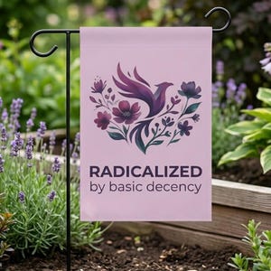 Peut inclure: Un drapeau de jardin rectangulaire rose clair suspendu à un support en métal noir. Le drapeau présente un motif violet foncé représentant un oiseau entouré de fleurs et le texte "RADICALIZED by basic decency" en lettres violettes.
