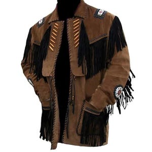 Peut inclure: Veste en daim marron avec franges noires et perles décoratives. La veste présente un col, des poches et des écussons décoratifs sur les épaules et les manches. Veste de style traditionnel.