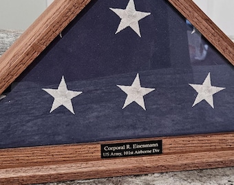Caja para banderas funerarias de veteranos, caja para banderas, vitrina hecha a mano para banderas funerarias de veteranos, madera de roble rojo con unión de cola de milano, placa de identificación opcional