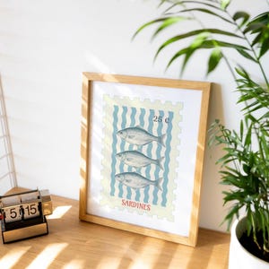 Sardinen Kunst Poster, Briefmarke, Vintage Fisch Wandkunst, Dekoration, Küche Print, Geschenk für Kunstliebhaber