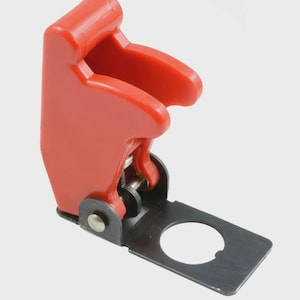 Op de afbeelding: Een rode kunststof tuimelschakelaar met een zwarte metalen montageplaat. De schakelaar heeft een gebogen ontwerp en een kleine metalen pin. De montageplaat heeft een cirkelvormige opening.