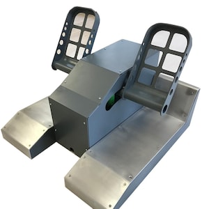 Puede incluir: Un sistema de pedales de timón de simulador de vuelo gris y plateado. El sistema cuenta con dos pedales con diseño de rejilla y una unidad de control central. La base es de metal plateado.