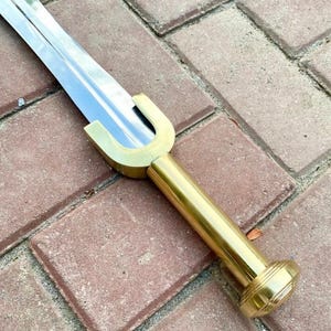 Op de afbeelding: Een set van drie keramische mokken in een minimalistisch design. Elke mok heeft een andere kleur: lichtblauw, crème en grijs. De mokken hebben een matte afwerking en een eenvoudige, moderne uitstraling, geschikt voor koffie of thee.