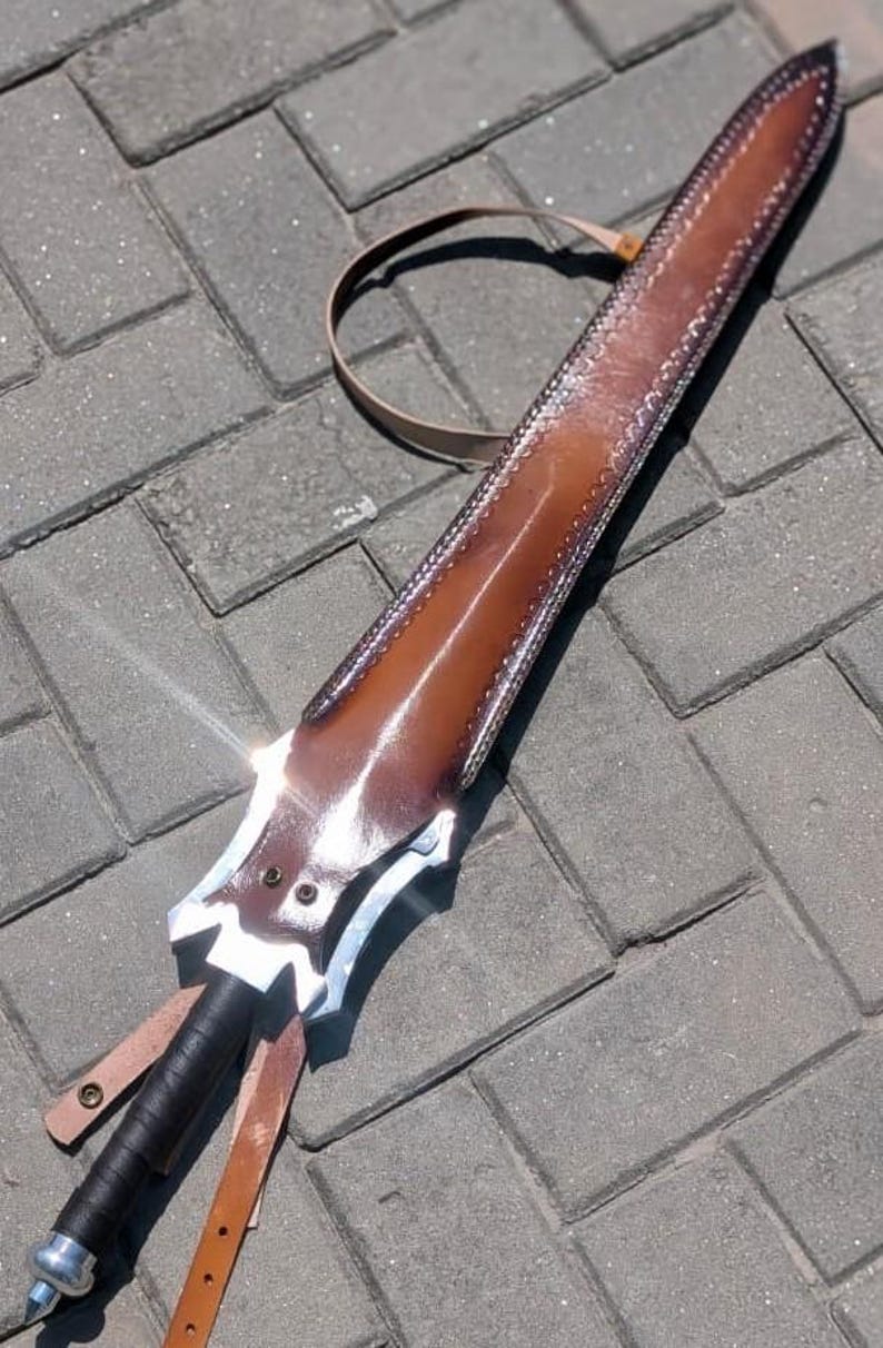 Pu&ograve; includere: Un fodero per spada in pelle marrone con un cinturino abbinato, che ospita una spada argentata e nera. Il fodero &egrave; cucito lungo i bordi e ha una finitura lucida. L'impugnatura della spada &egrave; avvolta in pelle nera.