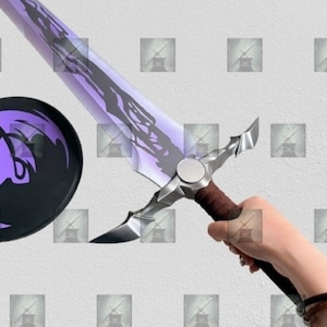 Puede incluir: Una espada con hoja de color morado claro que presenta un patrón oscuro, dentado y similar a un rayo en el centro. La empuñadura es plateada con guardas angulares afiladas y un mango envuelto en marrón, junto a un escudo circular morado.