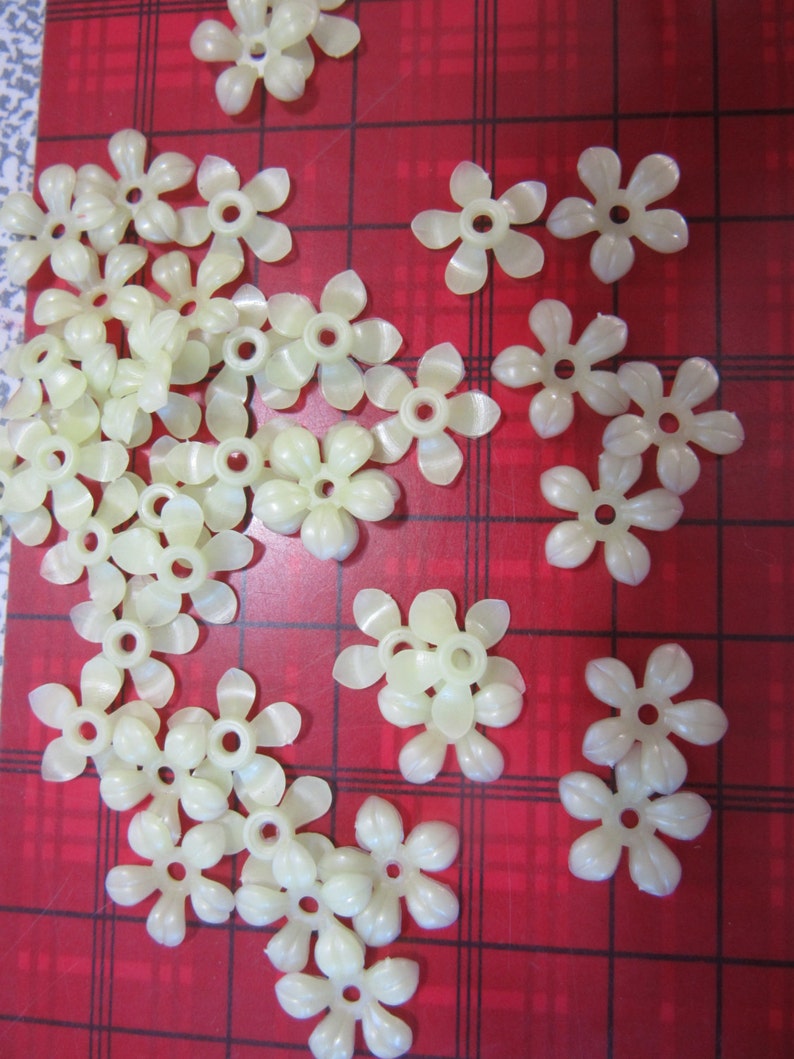 flower beads Flowers hole in middle 100 plastic FLOWERS in 14mm Limey LEMON SHERBET, jewelry supply craft supplies