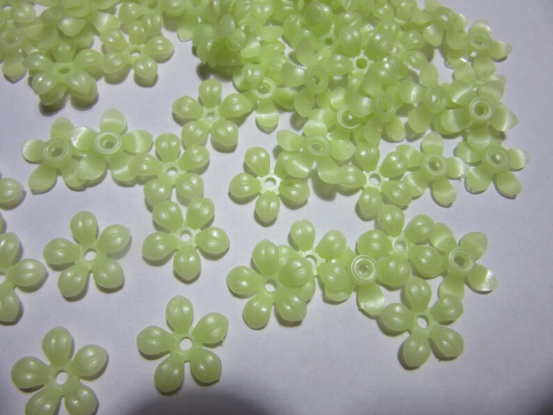 flower beads Flowers hole in middle 100 plastic FLOWERS in 14mm Limey LEMON SHERBET, jewelry supply craft supplies