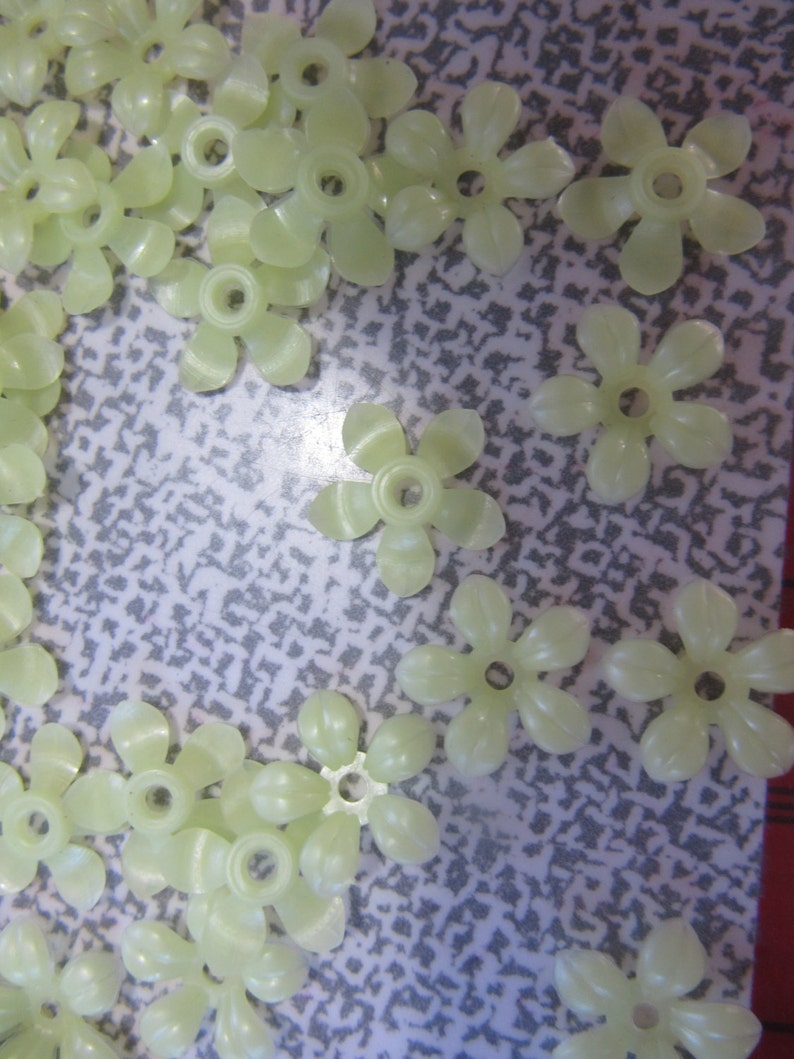 flower beads Flowers hole in middle 100 plastic FLOWERS in 14mm Limey LEMON SHERBET, jewelry supply craft supplies