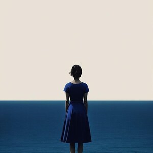 Pu&ograve; includere: Una persona con un vestito blu &egrave; in piedi alla fine di un molo di legno, di fronte al mare. L'abito &egrave; di un blu scuro uniforme e il mare &egrave; di un blu intenso. Il cielo &egrave; di un colore crema pallido.
