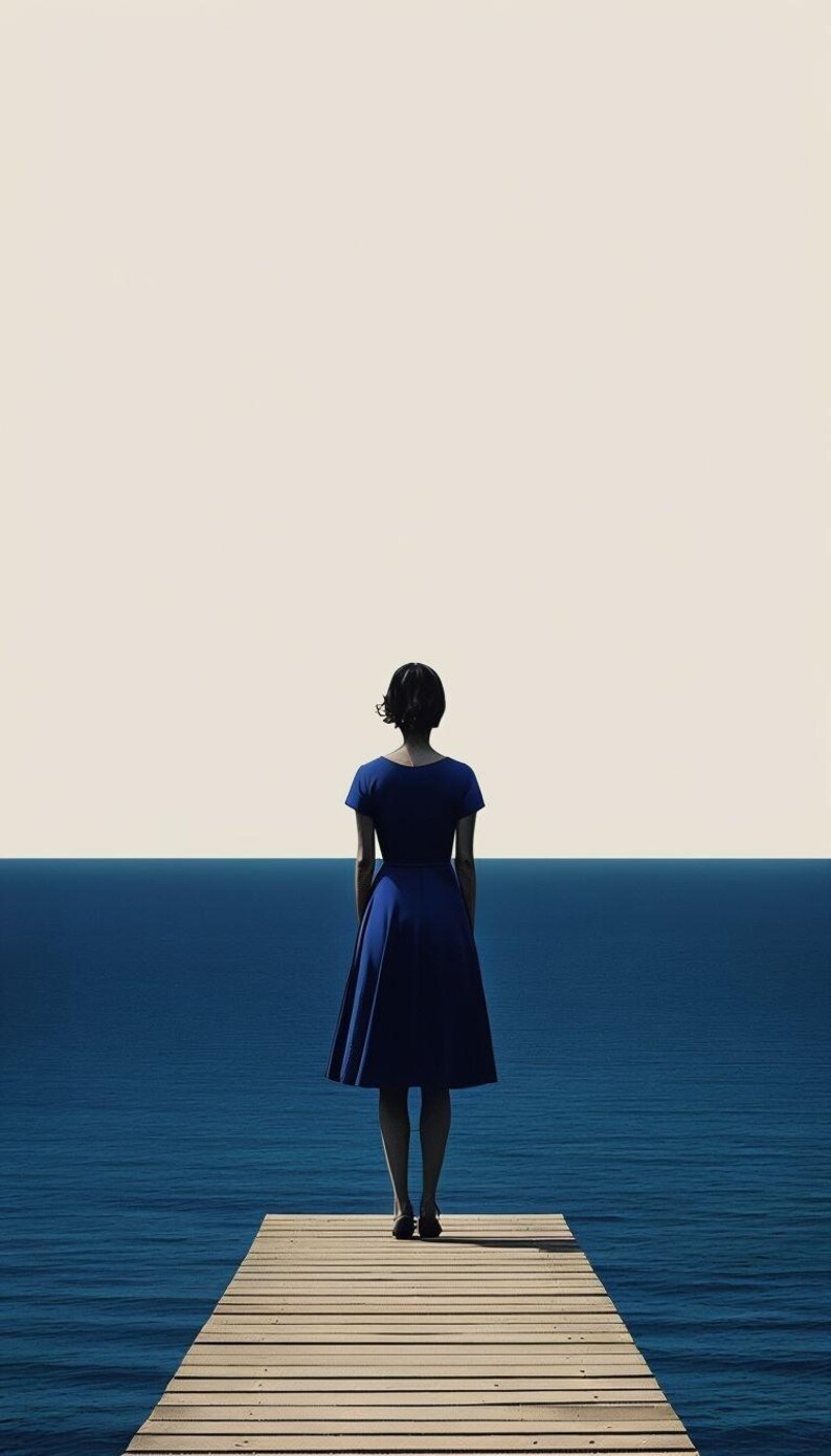 Pu&ograve; includere: Una persona con un abito blu navy a maniche corte &egrave; in piedi alla fine di un molo di legno, rivolta verso il mare. L'abito ha una gonna svasata e una cintura abbinata. Il mare &egrave; blu scuro e il cielo &egrave; color crema pallido.
