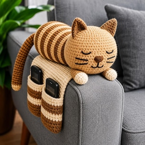 Patrón de ganchillo en PDF para organizador de brazos de sofá con forma de gato y soporte para mando a distancia.