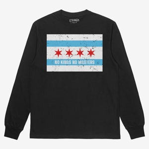 Puede incluir: Camiseta negra de manga larga con un diseño desgastado de la bandera de Chicago. El diseño incluye tres estrellas rojas, dos franjas azules y el texto "NO KINGS NO MASTERS". La camiseta tiene cuello redondo y mangas largas.
