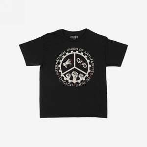 Puede incluir: Camiseta negra con un diseño gráfico circular que presenta un megáfono, eslabones de cadena y tres puños en alto. El texto dice "INTERNATIONAL UNION OF ANTI-FASCISTS CHICAGO LOCAL 312" en un estilo vintage. La marca "STRANGE" está impresa en la parte superior.